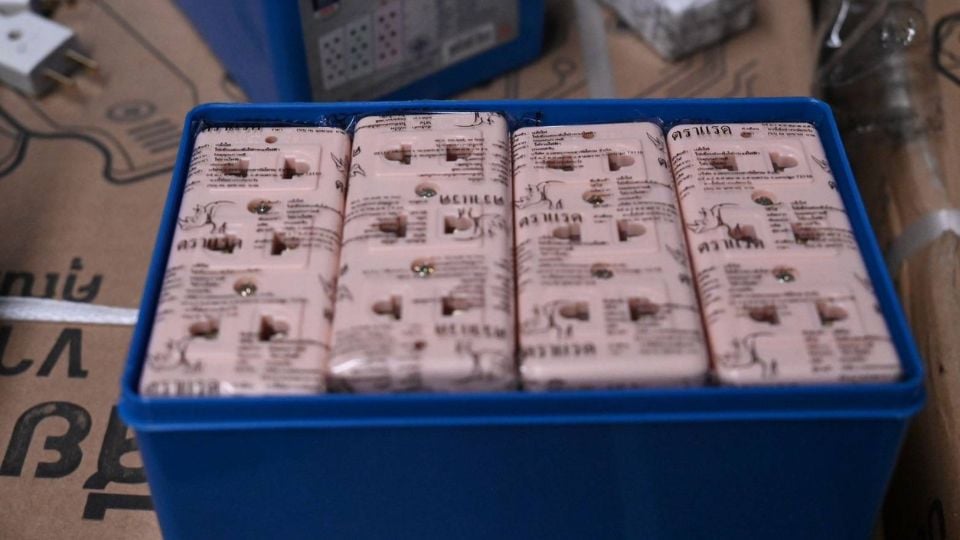 บุกจับโกดังปลั๊กไฟ–สุขภัณฑ์สวม มอก. 600,000 ชิ้น | กระทรวงอุตฯ เดินหน้าปราบจริง