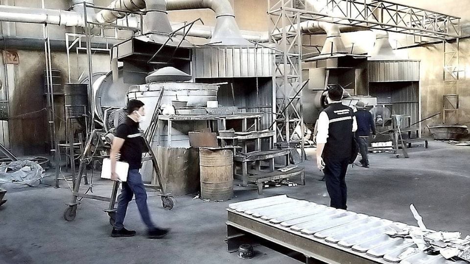 กระทรวงอุตสาหกรรมตรวจ 6 โรงงานหลอมสมุทรสาคร พบปล่อยฝุ่นละเมิดกฎหมาย สั่งปิดทันที