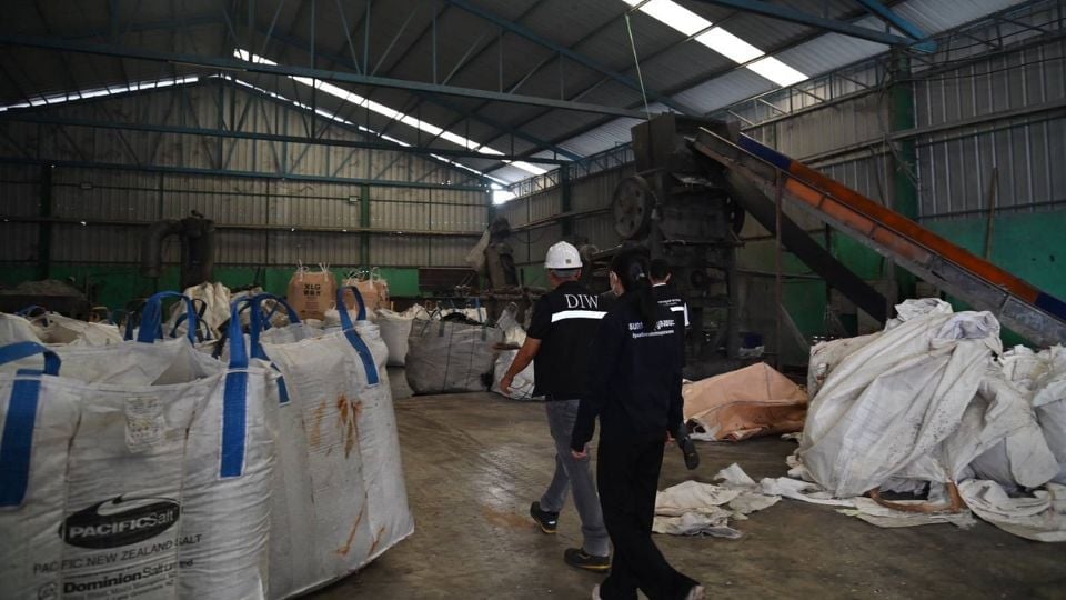 กระทรวงอุตฯ ตรวจเข้มโรงรีไซเคิลบางพลี เสี่ยงสั่งปิด