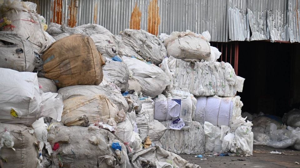 กระทรวงอุตสาหกรรมตรวจโรงงานเม็ดพลาสติกนครปฐม สั่งแก้ไขทันที