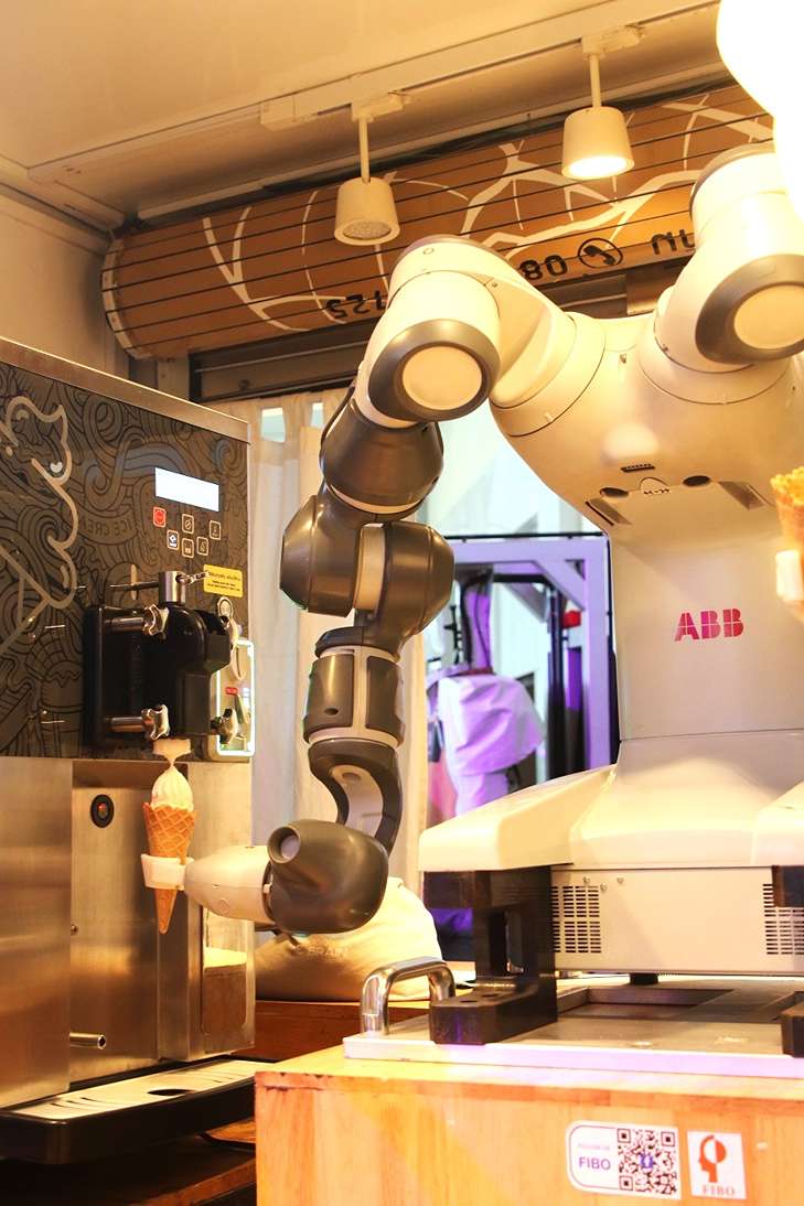 หุ่นยนต์เสิร์ฟไอศกรีม Ice-creme Robot FIBO ในงาน TEP x OIIO Asia Techland 2023, สถาบันวิทยาการหุ่นยนต์ภาคสนาม มหาวิทยาลัยเทคโนโลยีพระจอมเกล้าธนบุรี (มจธ.)