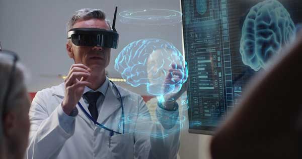 แพทย์สวม AR HeadSet เห็นภาพฮอโลแกรม 3 มิติของสมองเพื่ออำนวยการผ่าตัด